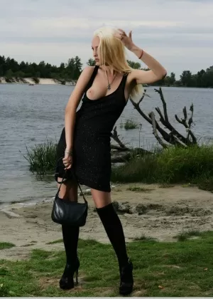 Темноволосая кукла демонстрирует свое привлекательное обнаженное тело в постели