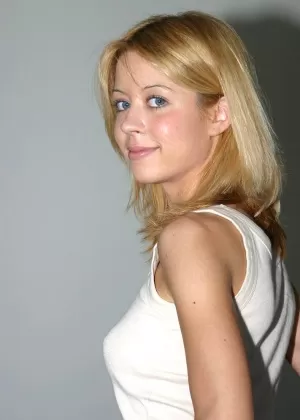 Молоденькая девушка Фиона дебютирует обнаженной моделью на красном диване