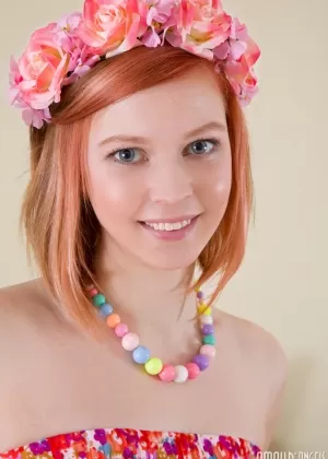 Натуральная рыжая обнажает свои задорные подростковые сиськи, когда она раздевается наке