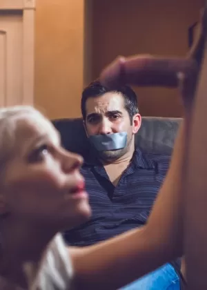 Любительская брюнетка Виктория Миллер в трусиках под юбкой трахается на коленях