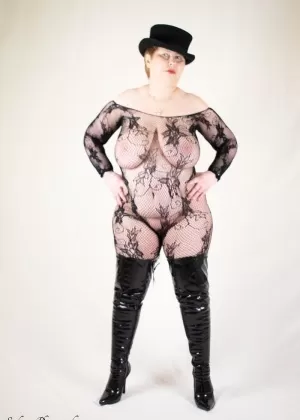 Сочная Джо и ее подружки играют со своими сиськами перед обратной групповухой