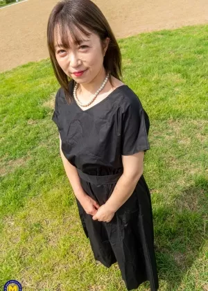 Симпатичная японская школьница задирает юбку, чтобы подрочить учителю в классе