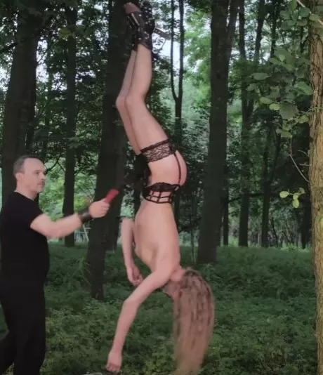 Сара Кей возвращается в лес для еще одного БДСМ-наказания во в 13