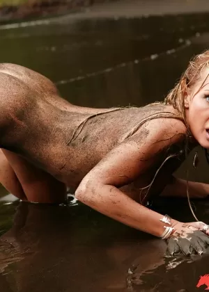 Чувственная блондинка Девон демонстрирует свою сочную большую задницу на камеру