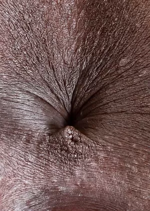 Чернокожая цыпочка Ноэми Билас обнажает свои сиськи и розовую пизду на своей кушетке