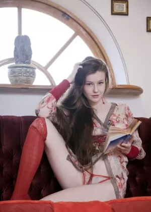 Молодая девушка Эмили Блум в стрингах широко раздвигается, чтобы показать лысую киску