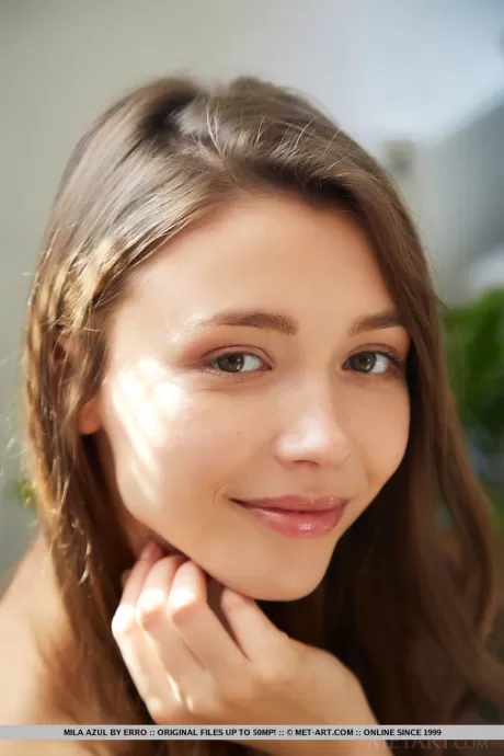 Симпатичная девушка Мила Азул принимает уверенные позы обнаженной во время сольного выступления