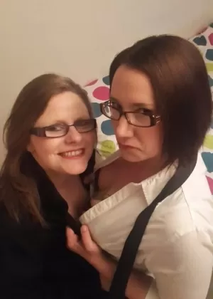 Любительская цыпочка Сара Бэнкс делится лесбийским поцелуем, прежде чем показать свою пизду