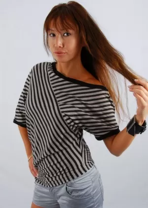 Любительская азиатка по имени Тина с милым пирсингом и аппетитной попкой