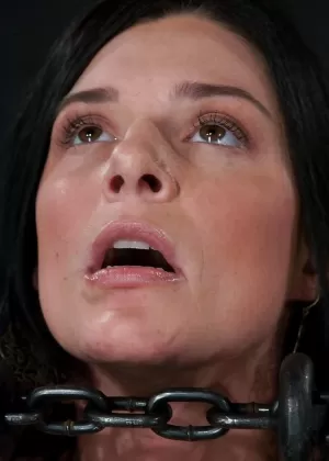 Татуированную блондинку Кайлу Грин связывает и трахает татуировщик