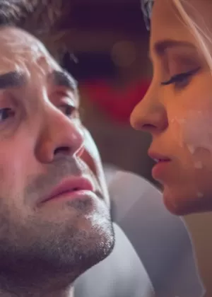 Сексуальная большая сиськастая Крисси Линн обнажает массивные дыни для межрасового рогоносца 3some