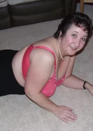 Толстая зрелая женщина Кудрявая Кэрол раздевается до нижнего белья и нейлоновых чулок