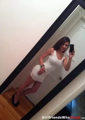 Любительская принцесса Лекси обнажает свою прекрасную грудь в домашней подборке 93688758