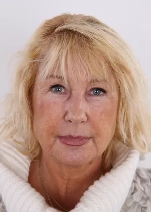 Старая бабуля Реджина раздевается для своего первого порнопробы, показывая свои отвисшие сиськи