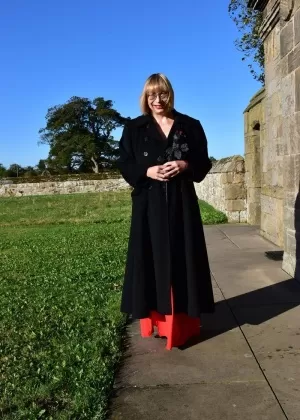 Соблазнительная брюнетка Elle Miza облизывает сосок после траха обнаженными пальцами на своей кровати