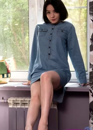 Молоденькая блондинка снимает свой ансамбль нижнего белья перед трахом пальцами на кровати