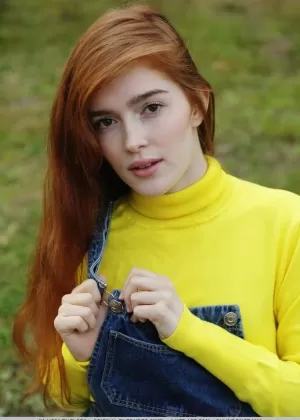 Рыжеволосая девушка-подросток Джиа Лисса раздевается для позирования обнаженной в лесу