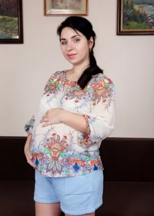 Беременная 30-летняя женщина Танита раздевается в самый первый раз