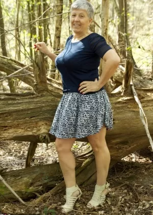 Грудастая бабуля ласкает свою киску после игры с зажимами для сосков