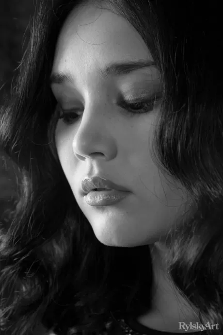 Обнаженная брюнетка Малена Фенди демонстрирует свои босые ноги с растопыренными пальцами