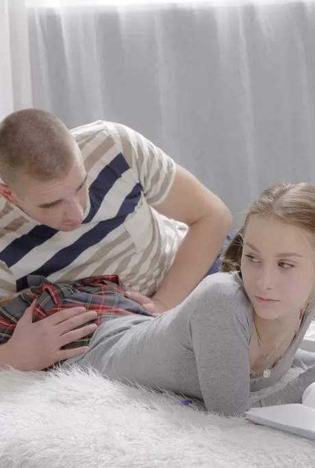 Худенькая молоденькая Софи заплетает волосы в косички во время секса со сво 2