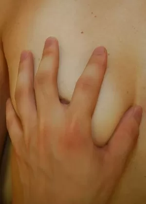 Восточная леди Томоэ Накамати играет с маленькими сиськами и мастурбирует