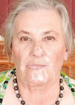 Грязную брюнетку в рваных колготках трахают анально и кончают на лицо