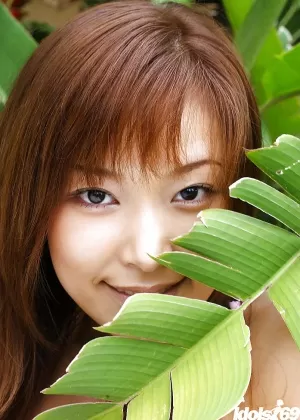 Очаровательная азиатская красотка Юа Аида снимает с себя шорты и бикини