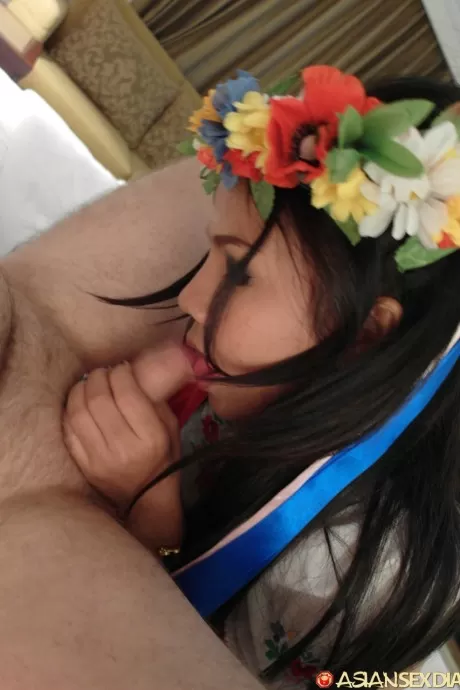 Любительская азиатка Азиза берет член в свою жопу в венке  6