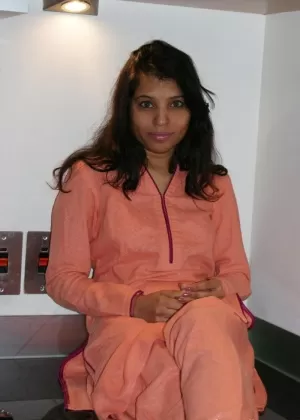 Индийская соло девушка освобождает свои маленькие сиськи, надевая обертку