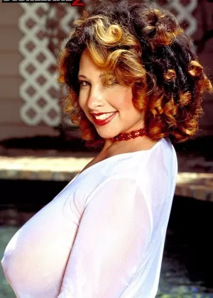 Женщина средних лет Виа Пакстон показывает свой куст и огромные сиськи, находясь в бассейне