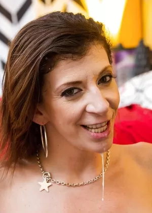 МИЛФ красотки Тори Лейн и Хармони Роуз занимаются групповым сексом в жопу