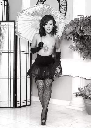 Сексуальные лесбиянки Кацуни и Нина Робертс делят двойной фаллоимитатор в одинаковых нарядах