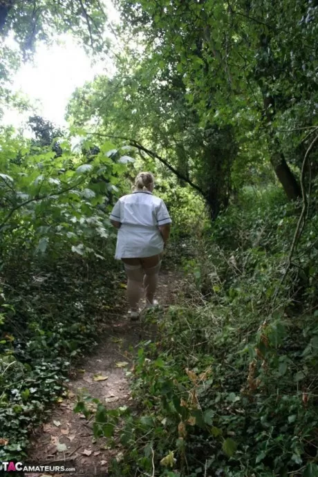 Тучная блондинка медсестра Лекси Каммингс занимается сексом с двумя мужчина 11