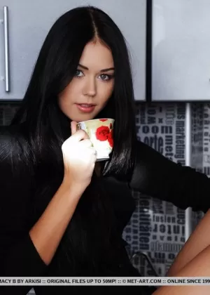 Прелестная домохозяйка в экзотическом нижнем белье Стефани вставляет огурец в свою пизду