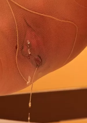 Сексуальная одетая девушка в шортах и с косичками раздевается и писает на открытом воздухе