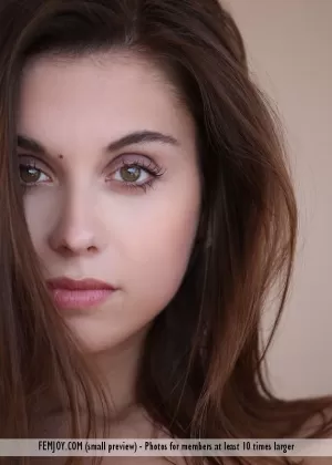 Стройная сольная модель Сабрисс снимает кружевной наряд, чтобы принять горячие обнаженные позы