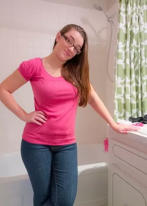 Сексуальная толстушка Бекка Стайн выставляет напоказ свои огромные сиськи, позируя не обнаженной на открытом воздухе