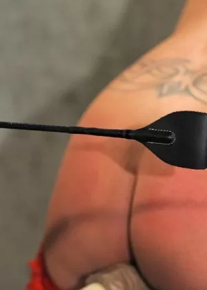 Блондинка любительница Савана и ее подружки отсасывают негру в косплей-костюме