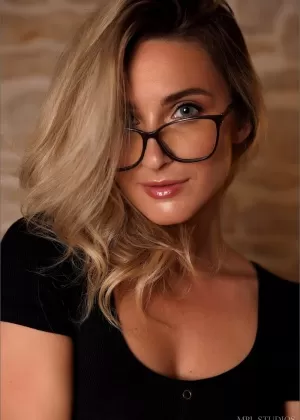 Улыбчивая большая сиськастая Лекси приседает для наглой топлесс без трусиков под юбкой на открытом воздухе