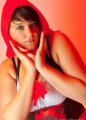 Рождественская сцена косплея с участием грудастой лесбиянки Лиэнн Кроу