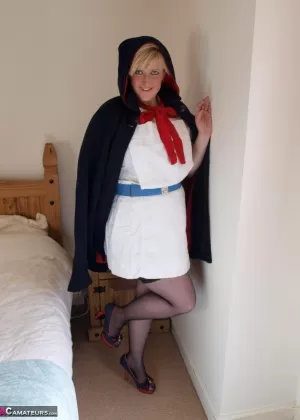 Зрелая толстушка грудастая Крис Энн пальчиком трахает свою киску после того, как облизала сосок