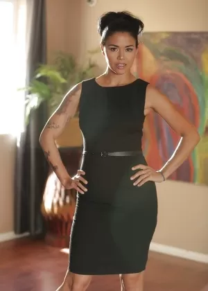 Азиатская фотомодель Эйвери Блэк занимается сексом со своим другом мужчиной