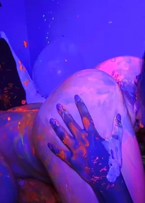 Студентка-тусовщица Оливия Ли и соседи по общежитию устраивают дикую групповуху