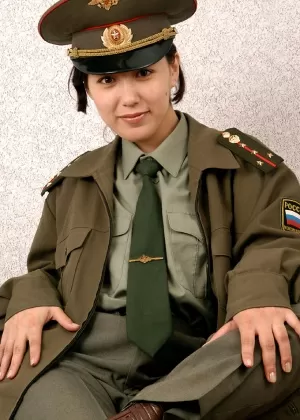 Азиатская молодая красотка с волосатой киской немного мастурбирует