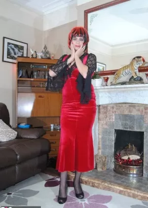 Не обнаженная мамаша улыбается во время соло-моделирования в выцветших джинсовых джинсах