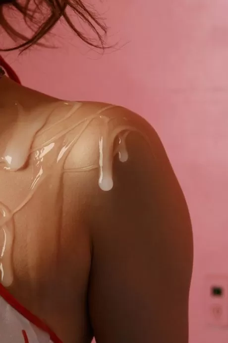 Японская девушка с красивыми сиськами и подстриженным кустиком покрыт 1