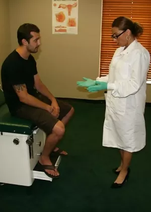 Секс втроем с участием горячей медсестры Кортни Кейн и Мэдисон Айви