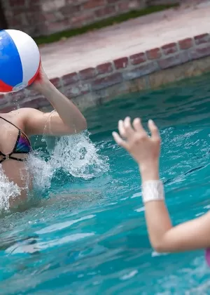 Симпатичная девушка Diddylicious целует надувного пингвина в рождественском наряде