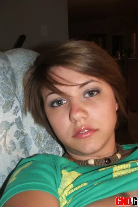 Молоденькая любительница делает селфи со своими большими натуральными сиськами